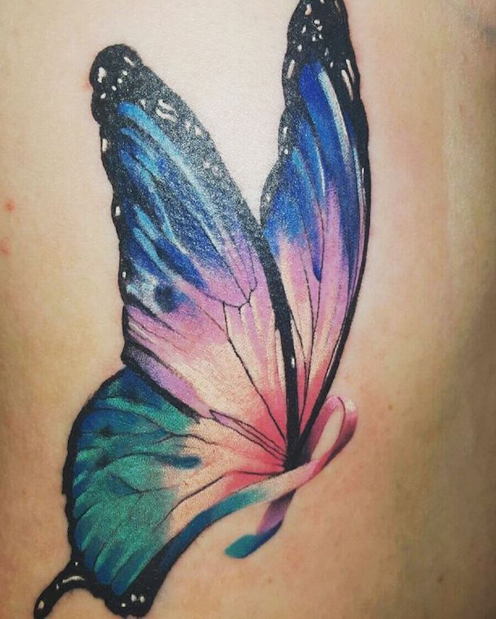 labai malonus, juokingas, spalvingas tatuiruotes su dideliu skraidančiu drugiu su dideliais mėlynomis sparnais