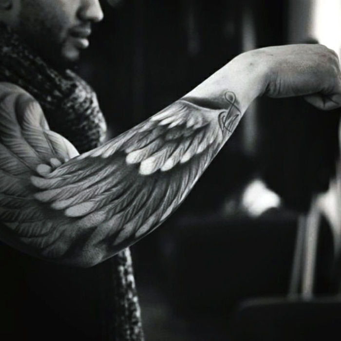 ďalší muž s krásnym čiernym tetovaním - tu je anjelské tetovanie s anjelskými krídlami s bielym perom