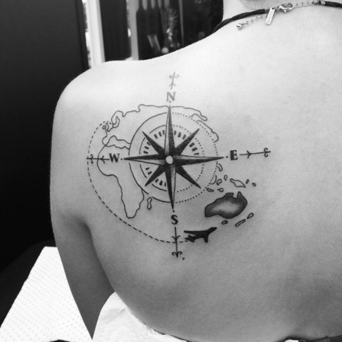 dette er en god ide for kompasstatovering på skulderen - en svart tatovering med kompass og et verdens kart på schuoterblatt og et fly
