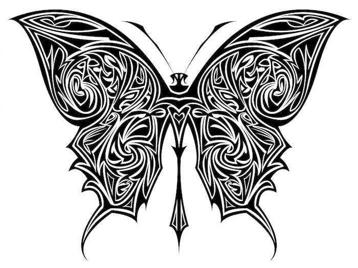 Juoda, puiki tatuiruotė su juoda ir neįprasta drugeliu su ilgais juodais sparnais