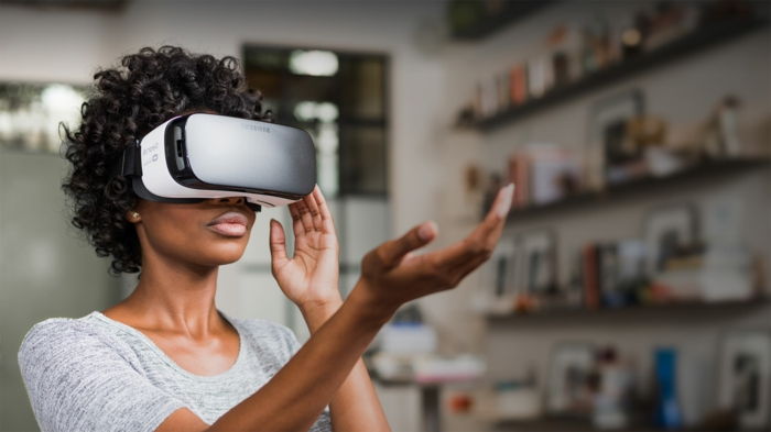 Tu vam pokažemo sodobne in lepe VR očala - ženska z očali VR