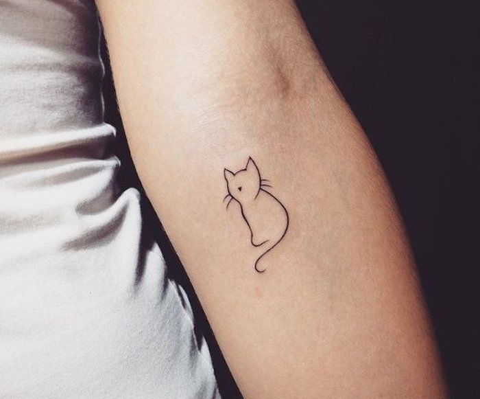 Kolejny świetny pomysł na czarny tatuaż z małym kotkiem pod ręką - słodki mały kot z długim ogonem