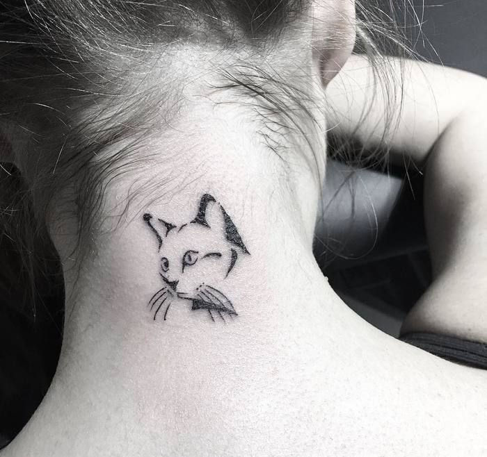 Pomysł na małe, piękne koty tatuaż na karku dla pań - czarny kot z czarnymi wibracjami
