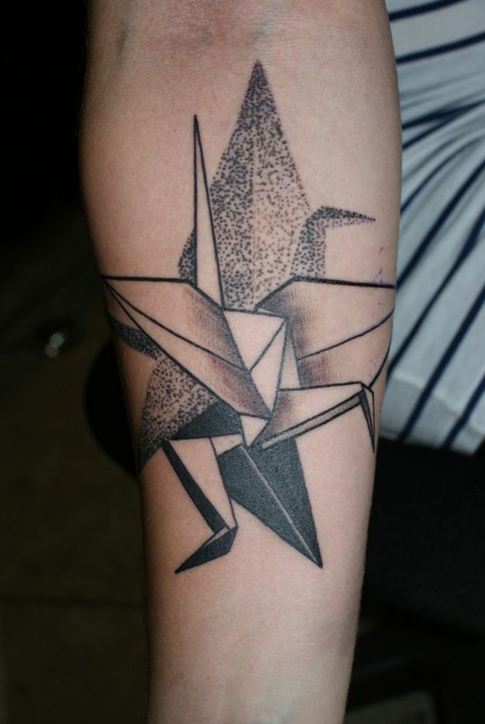 świetny pomysł na ładny tatuaż origami - czarny tatuaż na dłoni z różnymi motywami origami