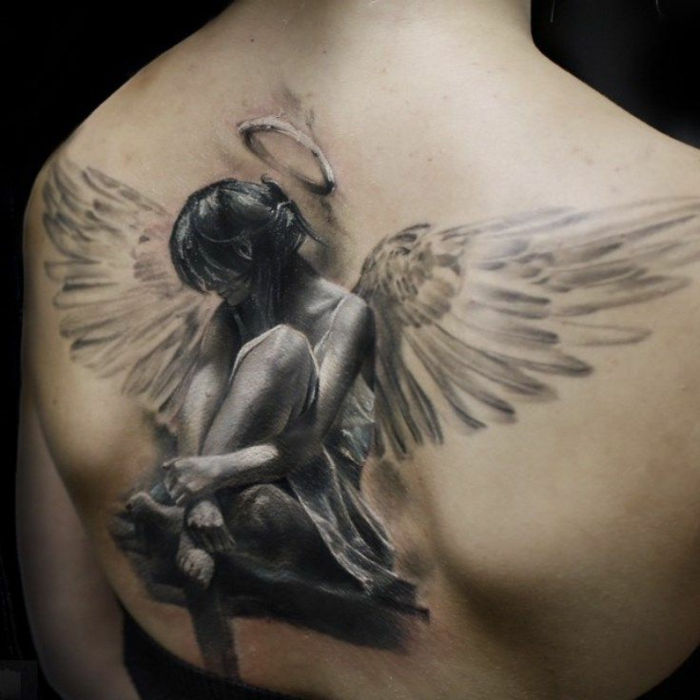 tutaj pokazujemy pomysł na czarny tatuaż - jest to tatuaż anioł - mały anioł z anielskimi skrzydłami