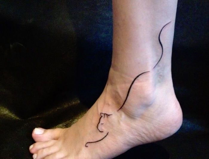 noga, pięta, czarny kot - pomysł na tatuaż dla kota