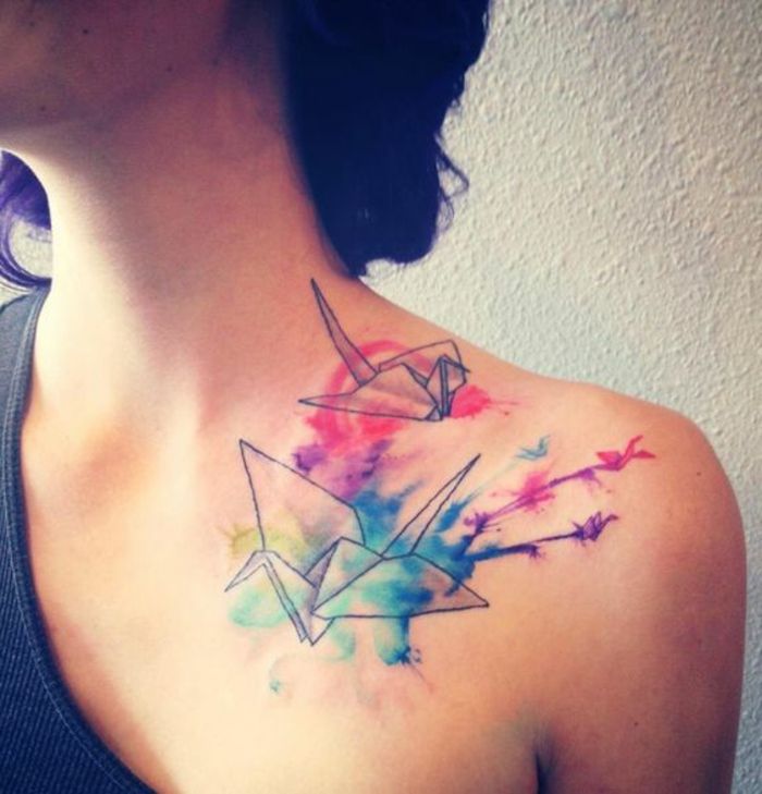 Oto dwa małe kolorowe tatuaże latające piękne ptaki origami - pomysł na tatuaż origami dla kobiet