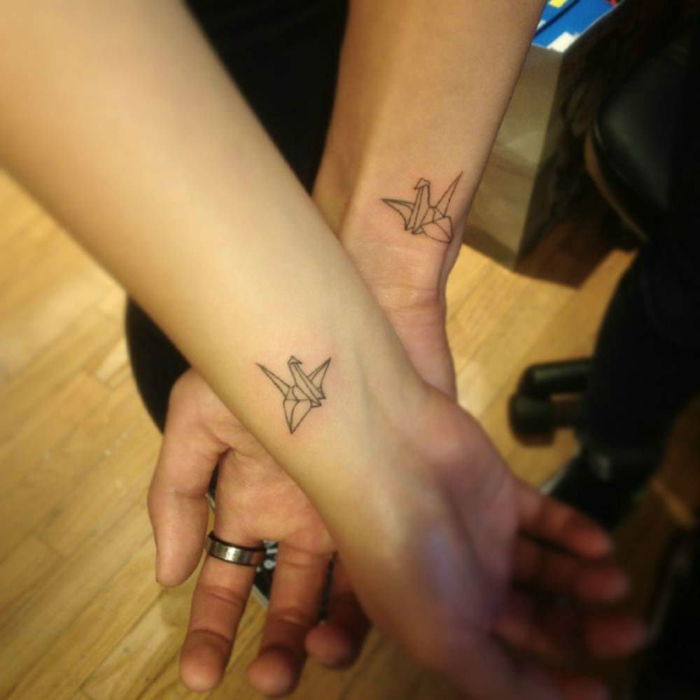 Dwa świetne pomysły na czarne tatuaże origami - dwie dłonie i dwa latające tatuaże na nadgarstku