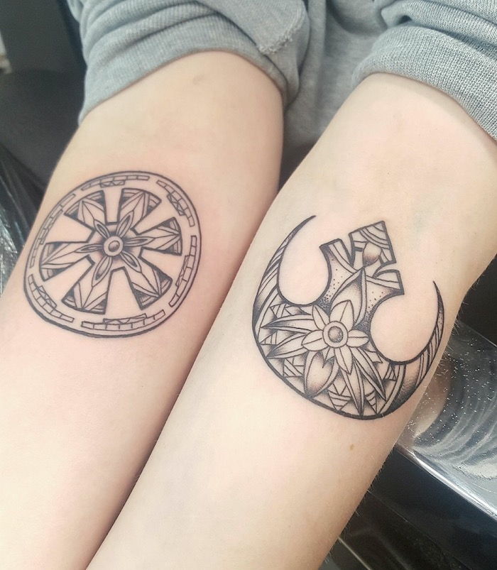 dve ruky s hviezdami vojny tetovanie s dvoma stwa vojny loga a malé kvety s listami