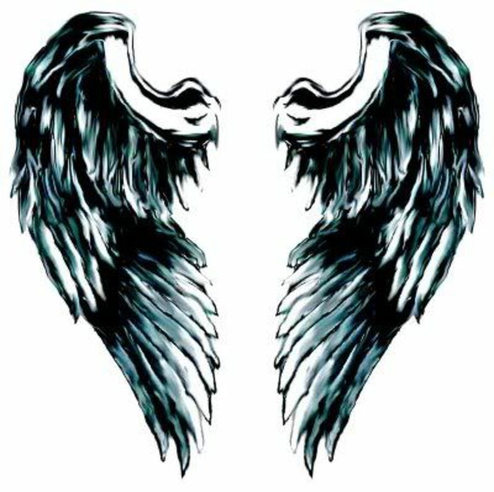 jeden z našich nápadov na čierne anjela tetovanie - tu sú skvelé čierne anjelské krídla s dlhými perami