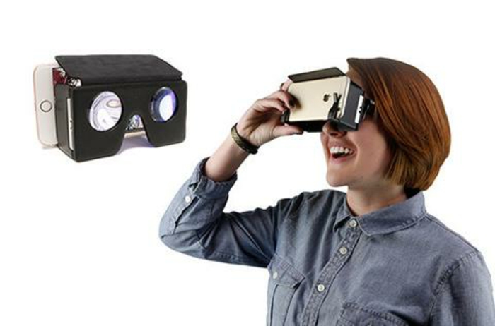 Ženska, odlične črne VR očal z majhnimi okularji in bel pametni telefon