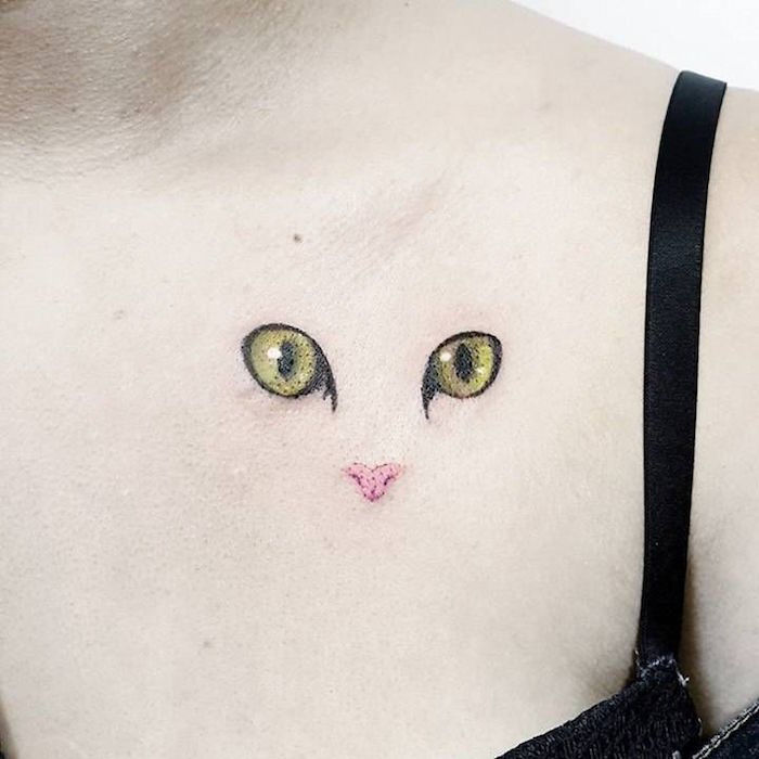 świetny pomysł na temat tatuażu dla kotów dla kobiet - oto kot o zielonych oczach i różowym nosie