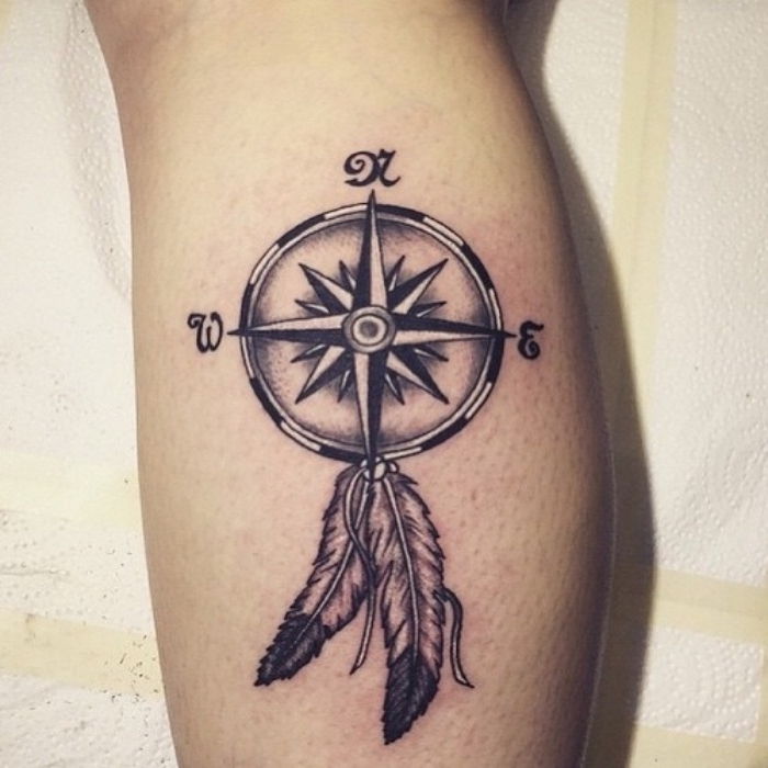 dar viena iš mūsų daugybės idėjų apie kompaso tatuiruotę su dviem ilgomis baltomis plunksnomis ant rankų