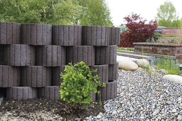 Tu nájdete jeden z našich skvelých nápadov pre dizajn záhrady - malú záhradu s betónovými blokmi z betónu