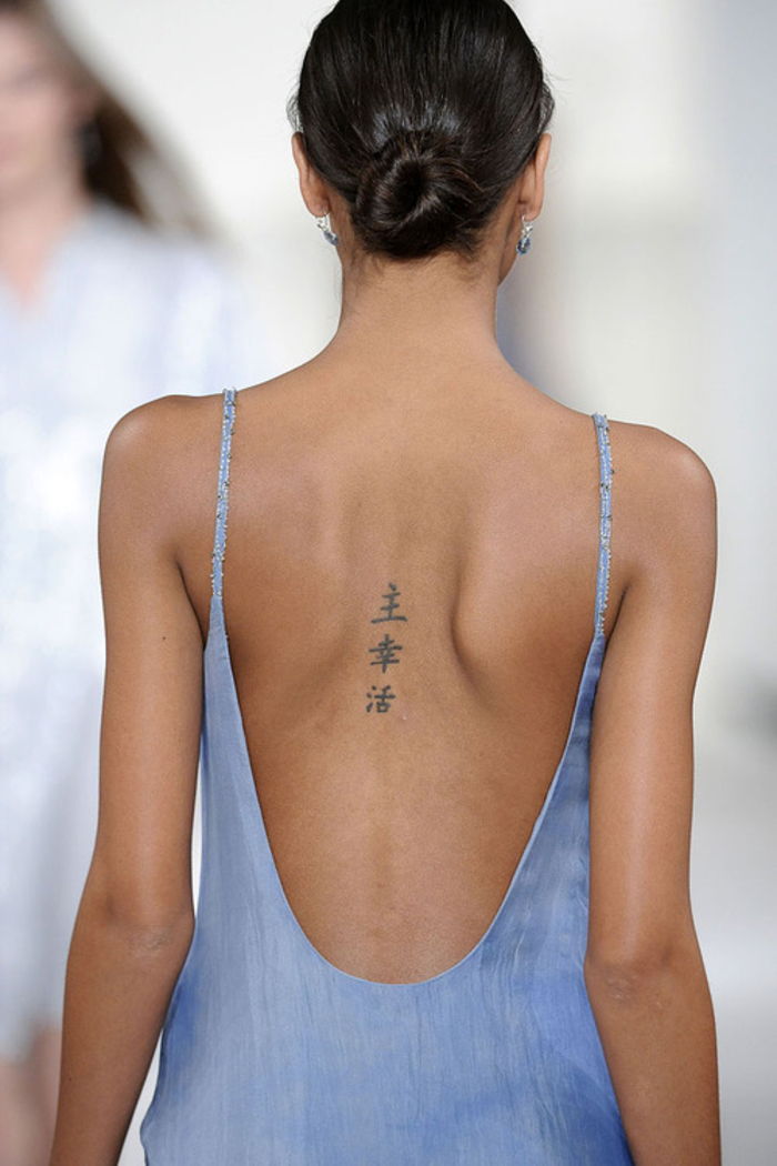 coola tatuering idéer för kvinnor, hieroglyph på baksidan, låg halsring, sommar look
