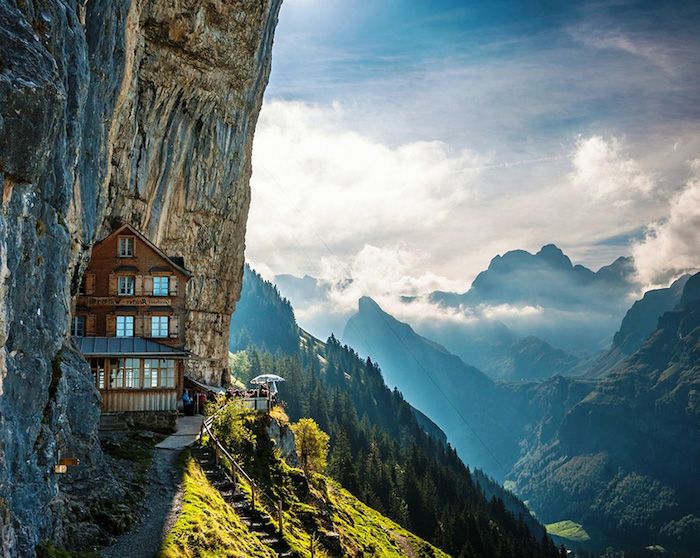 Planinska hiša z osupljivimi razgledi, ozkotirnimi gori, sončnimi žarki