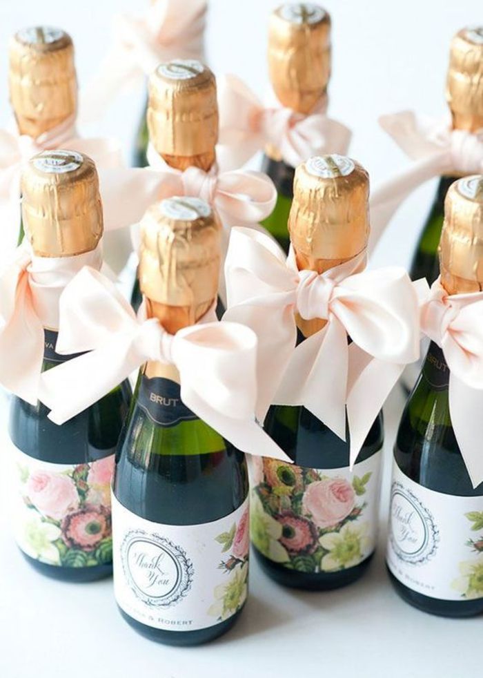 favoruri de partid, sticle de șampanie cu bule, flori, smântână, nuntă