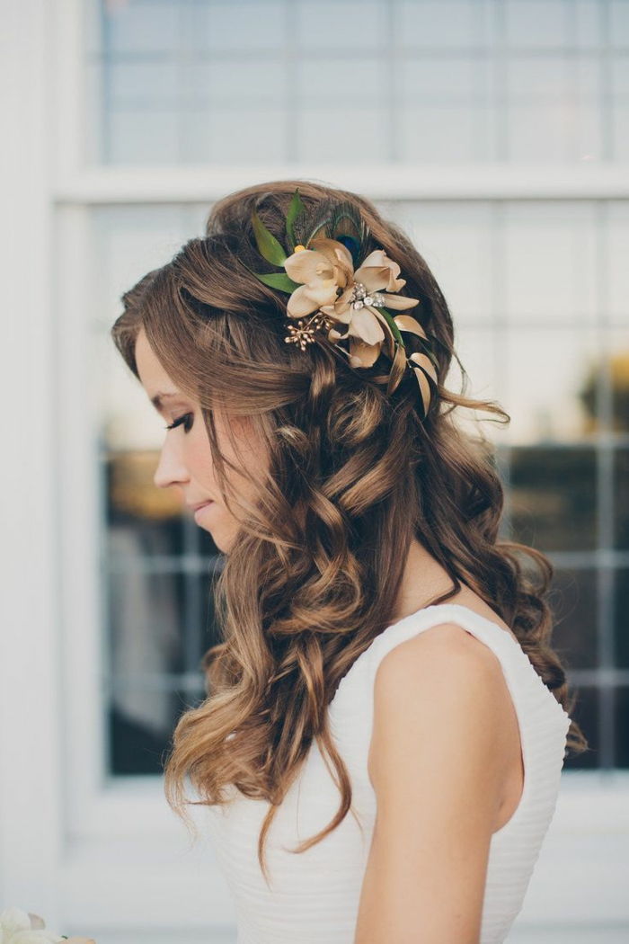 Vestuvių šukuosena-už-ilgo Plaukų įdomaus-suvilioti-and-gėlių-in-the-plaukai