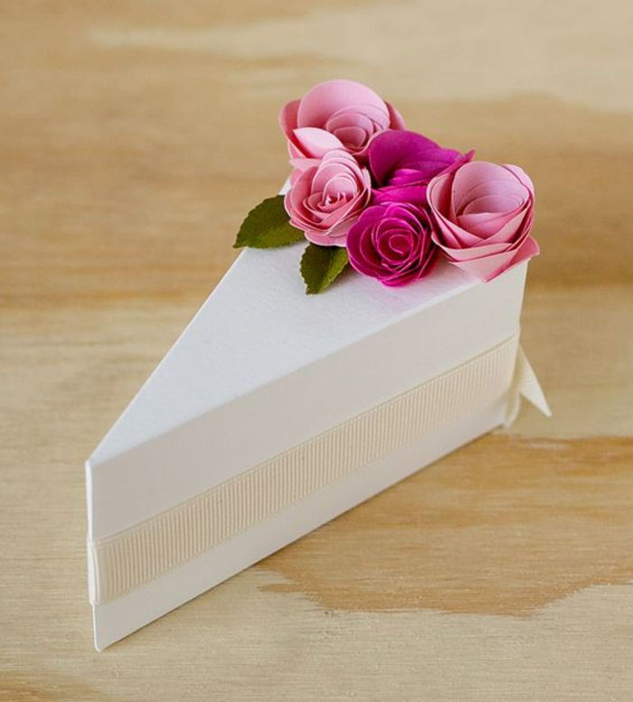 caseta cu dulciuri, bucată de tort, trandafiri, alb, nunta, idee cadou
