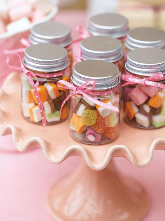 sticlă cu dulciuri, colorate, delicioase, mici panglici în roz, pentru un cadou