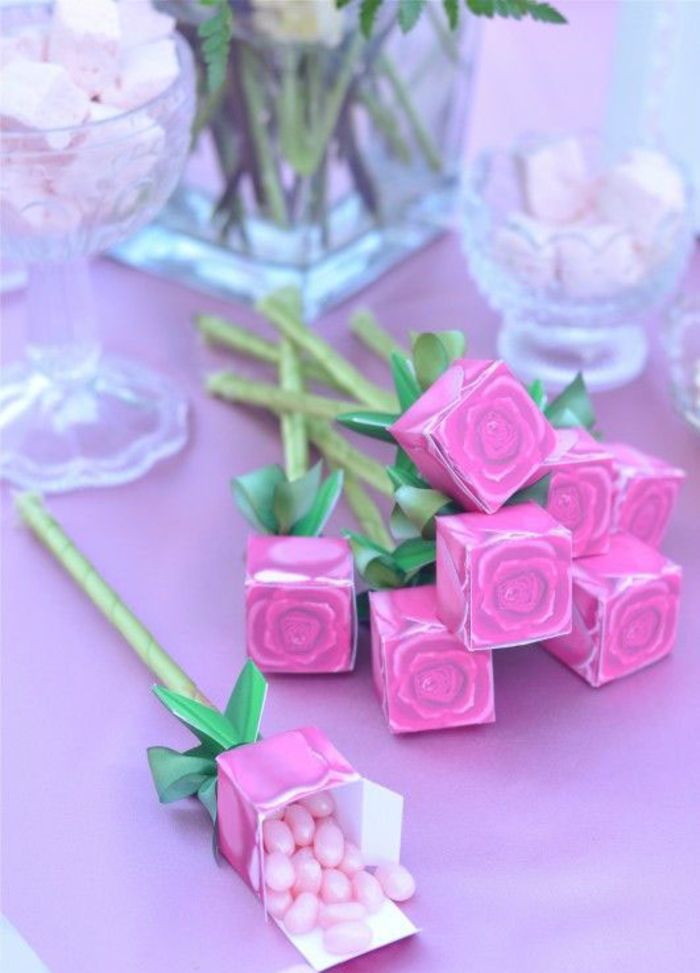 Buchet de dulciuri, trandafiri, cutii în roz, prezintă pentru oaspeți