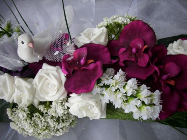 bröllop t-mörkrosa och vitt blomsterutsmyckning