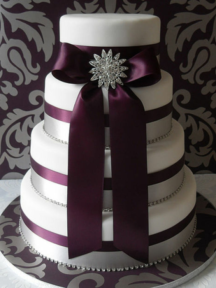 Poročna torta-v-vijolično-atraktivno-design