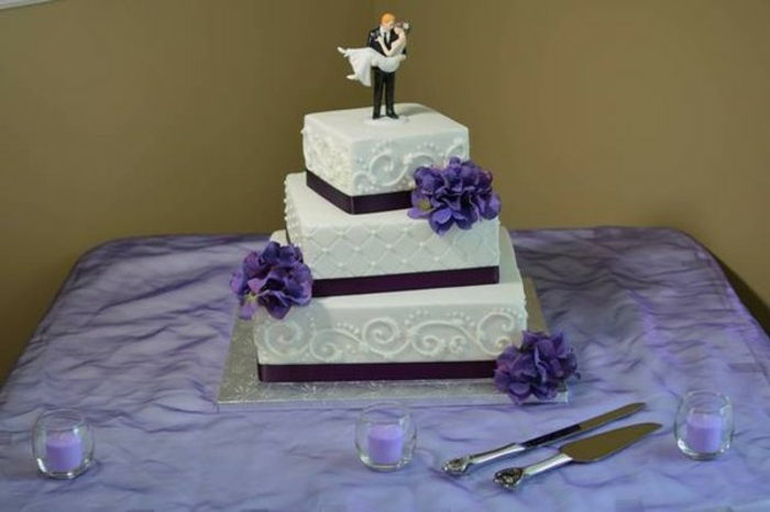 Poročna torta-v-vijolično-enkrat-model