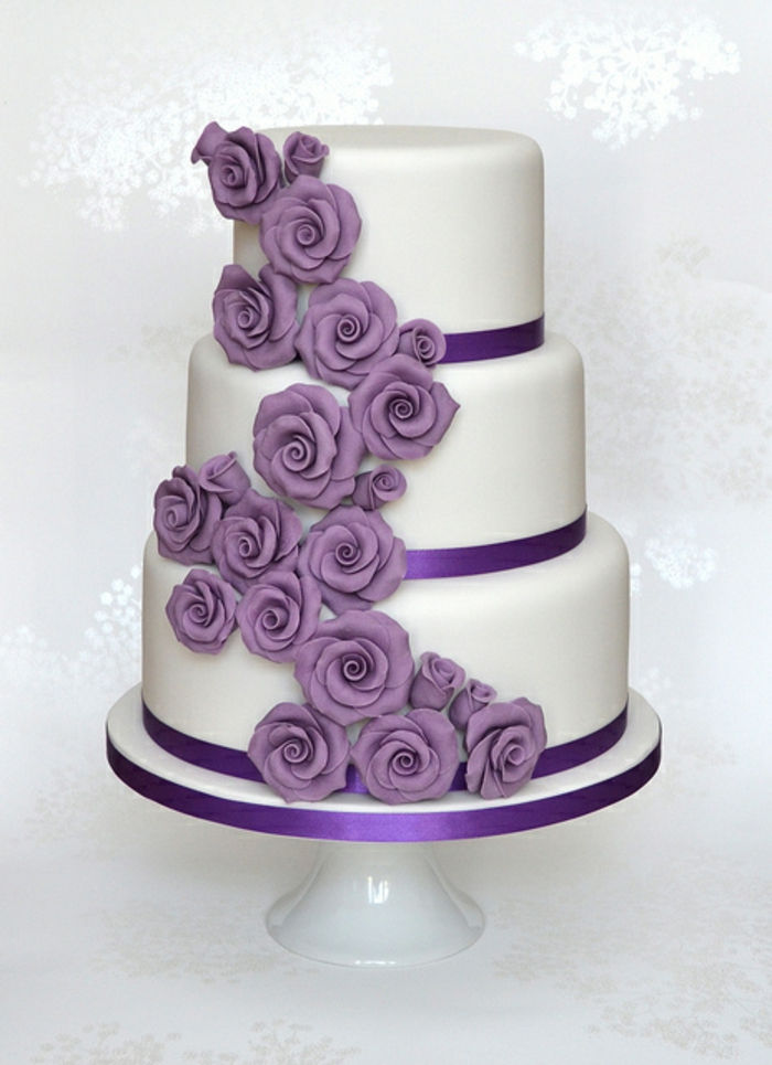 Poročna torta-v-vijolično-veliki-opreme