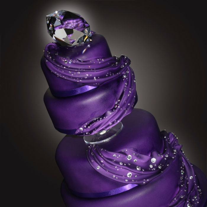 Poročna torta-v-vijolično-ozadje-v-črna