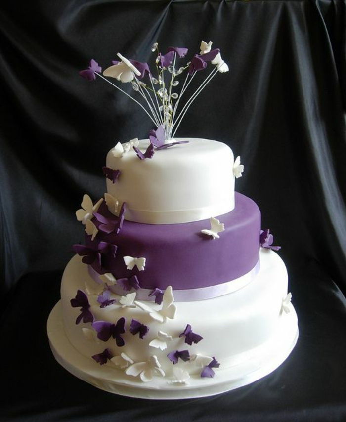 Poročna torta-v-vijolično-zanimivo-design
