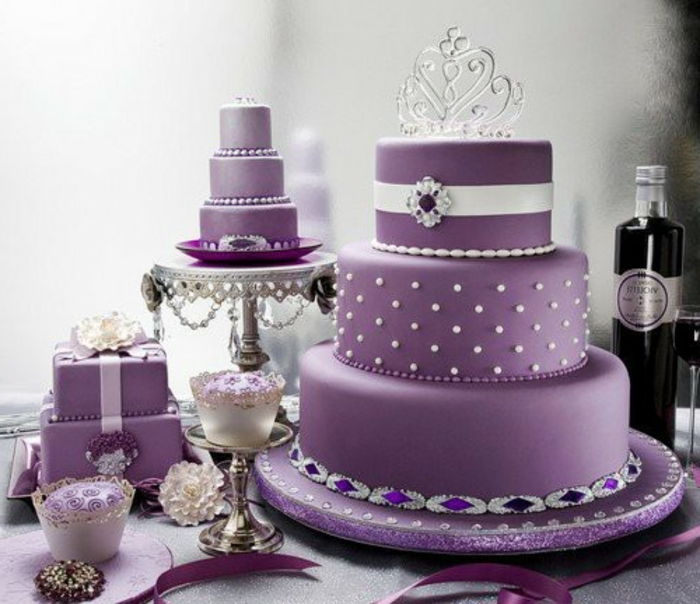 Poročna torta-v-vijolično-zanimivo-look