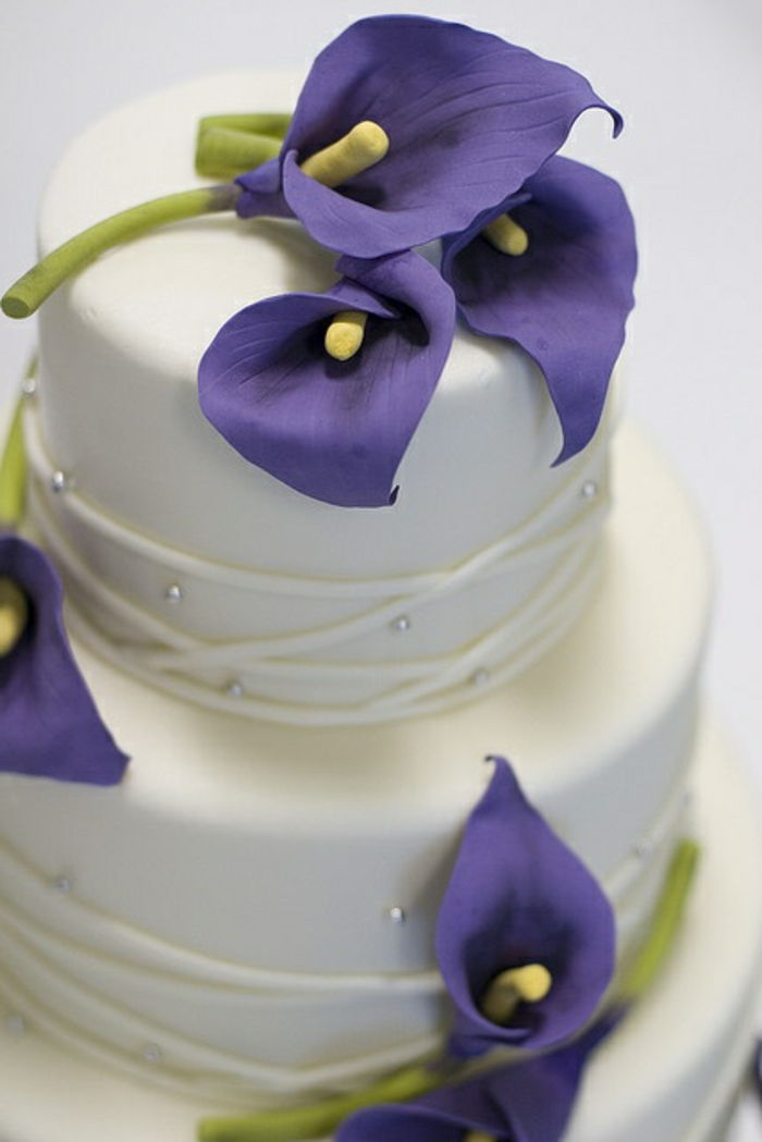 Poročna torta-v-vijolično-zanimivo-model, lepo cvetje