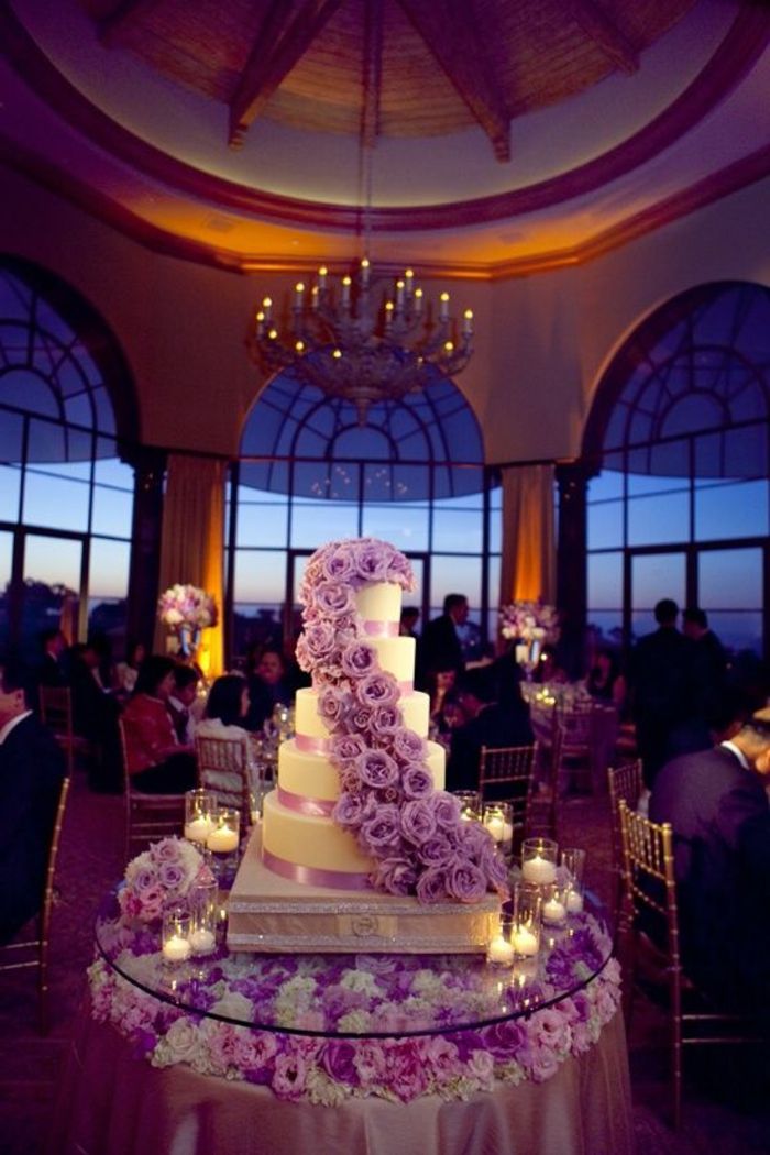 Poročna torta-v-vijolično-zanimivo-lepi-model