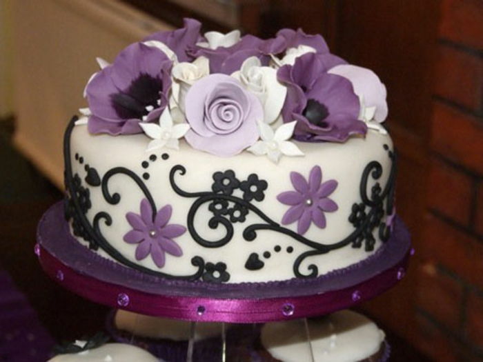Poročna torta-v-vijolično-malem-model
