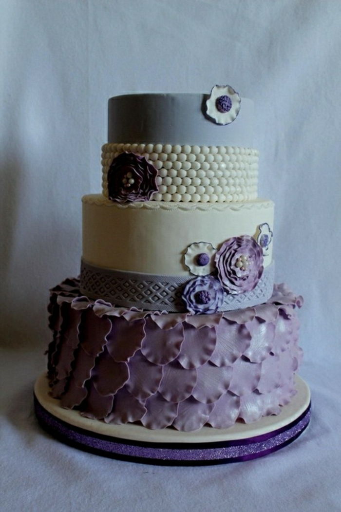 Poročna torta-v-vijolično-modernee-design