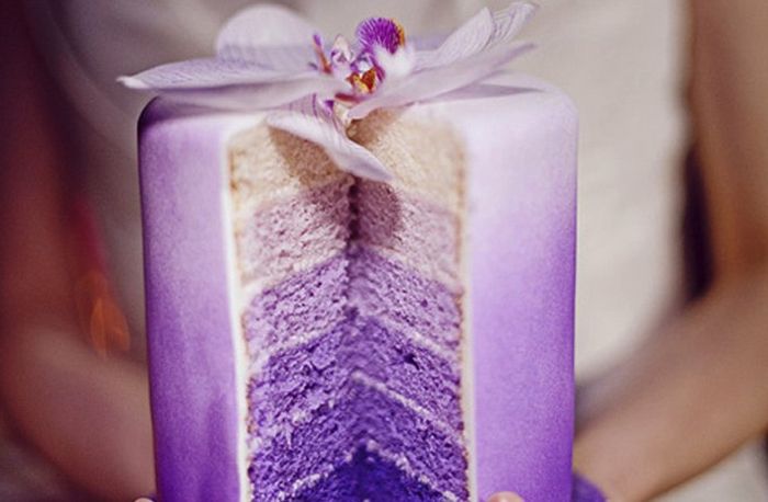 Poročna torta-v-vijolično-moderno-pogled-super-design