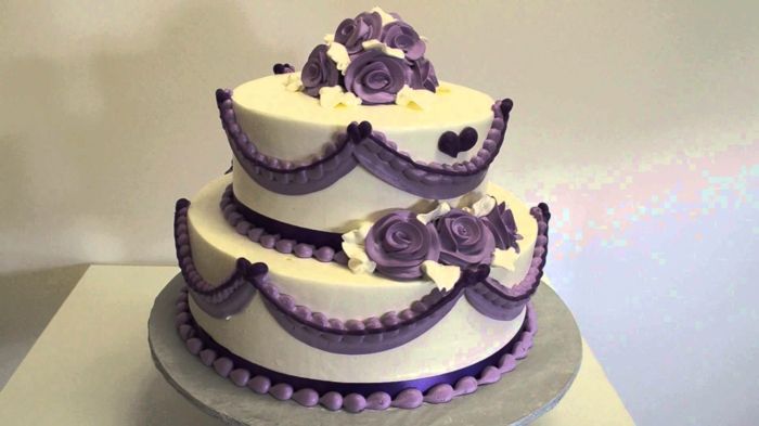 Poročna torta-v-vijolično-moderno zasnovo-belo-design