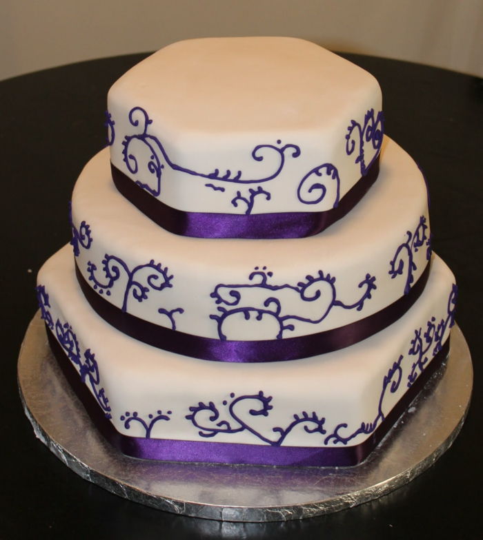 Poročna torta-v-vijolično-moderno zasnovo