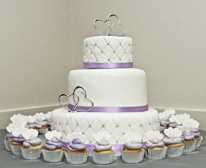 Poročna torta-v-vijolično-lepi-model-na-tri nadstropja