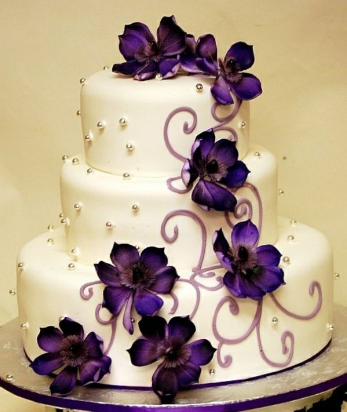 Poročna torta-v-vijolično-lepo cvetje