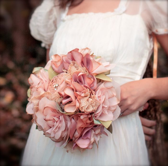 Bloemen en gestikte decoratie in roze kleuren. Bruids wedstrijd. De zomer om de kleding aan te passen