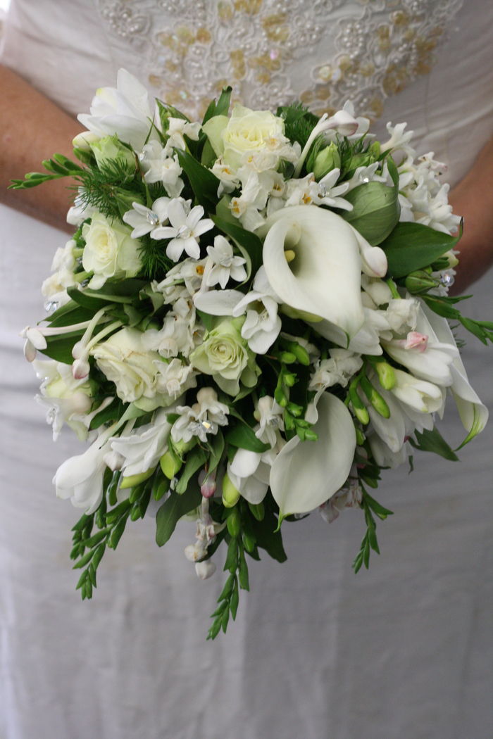 witte bloemen met een groen accent, glazen kralen als decoratie bruidsboeket lente