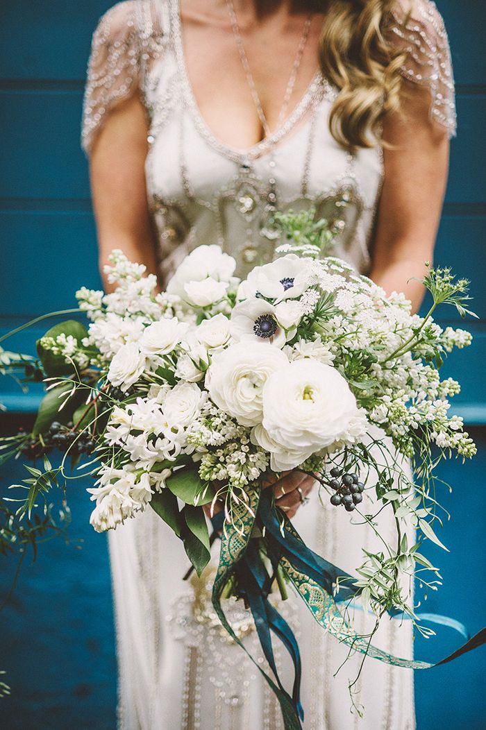 witte bruidsboeket lente, vintage trouwjurk en mooie sieraden
