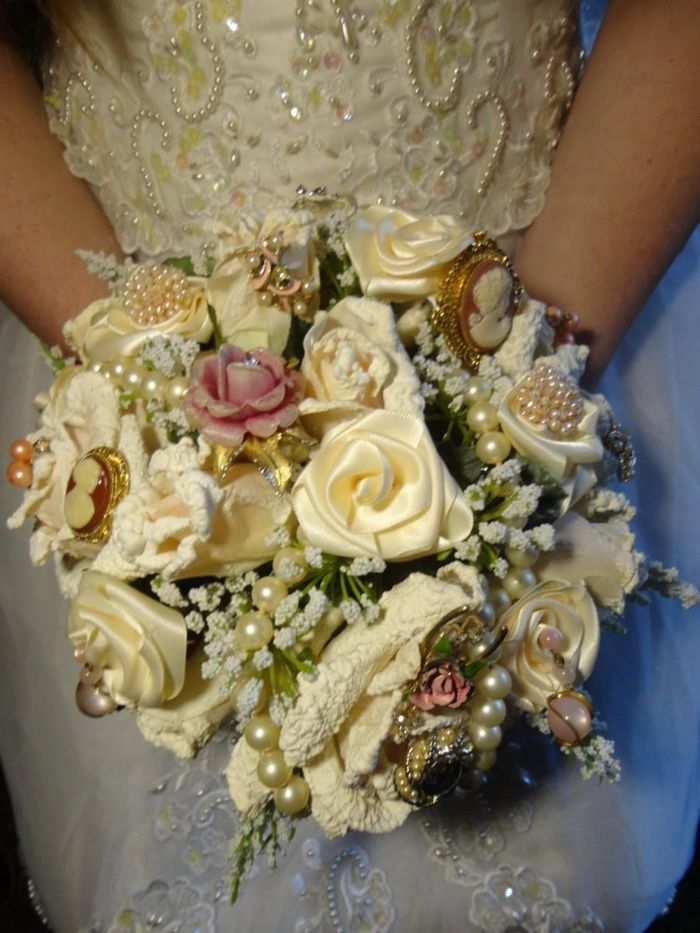 Naai trouwboeketten zelf als rozen met glaskralen zoals de trouwjurk