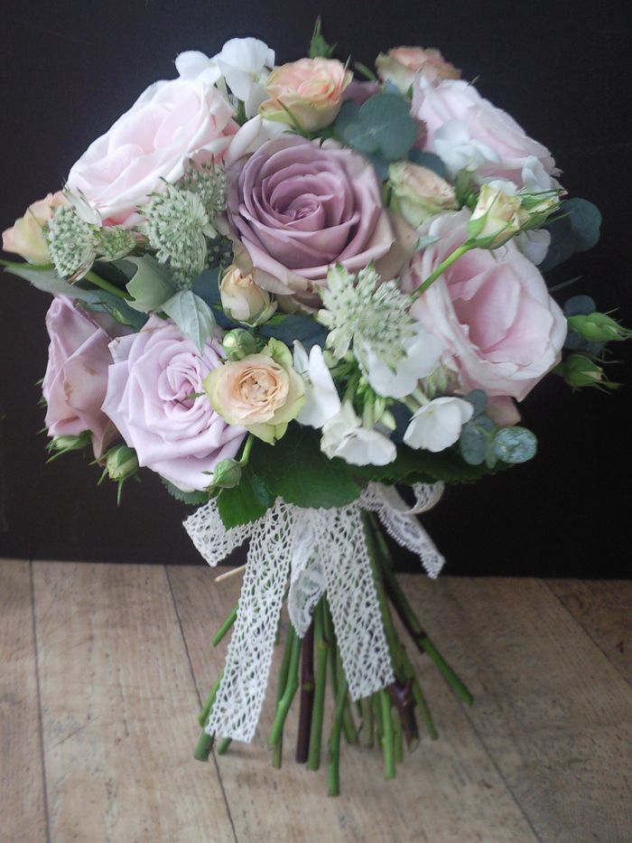 roze en witte bloemen een kanten lint - de perfecte bruidsboeketten