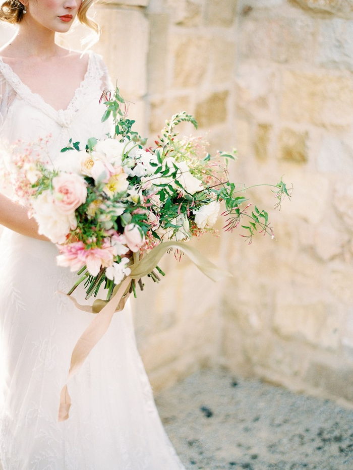 vintage jurk met roze en witte bloemen als een beige bruidsboeket