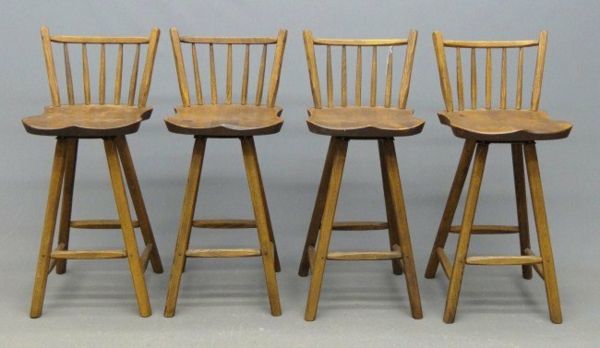 stołek w stylu wiejskim - cztery krzesła - na szarym tle
