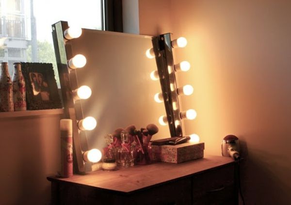 hollywood dressingbord-med-lampor-på-spegeln