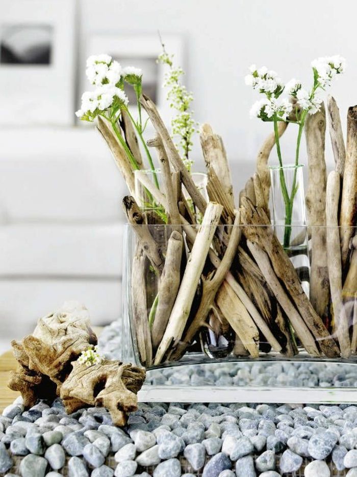 drevené dekorácie pre vonkajšie nápady, aby sa krásne nápad kúsky dreva vo váze a zelené kvety na bielom